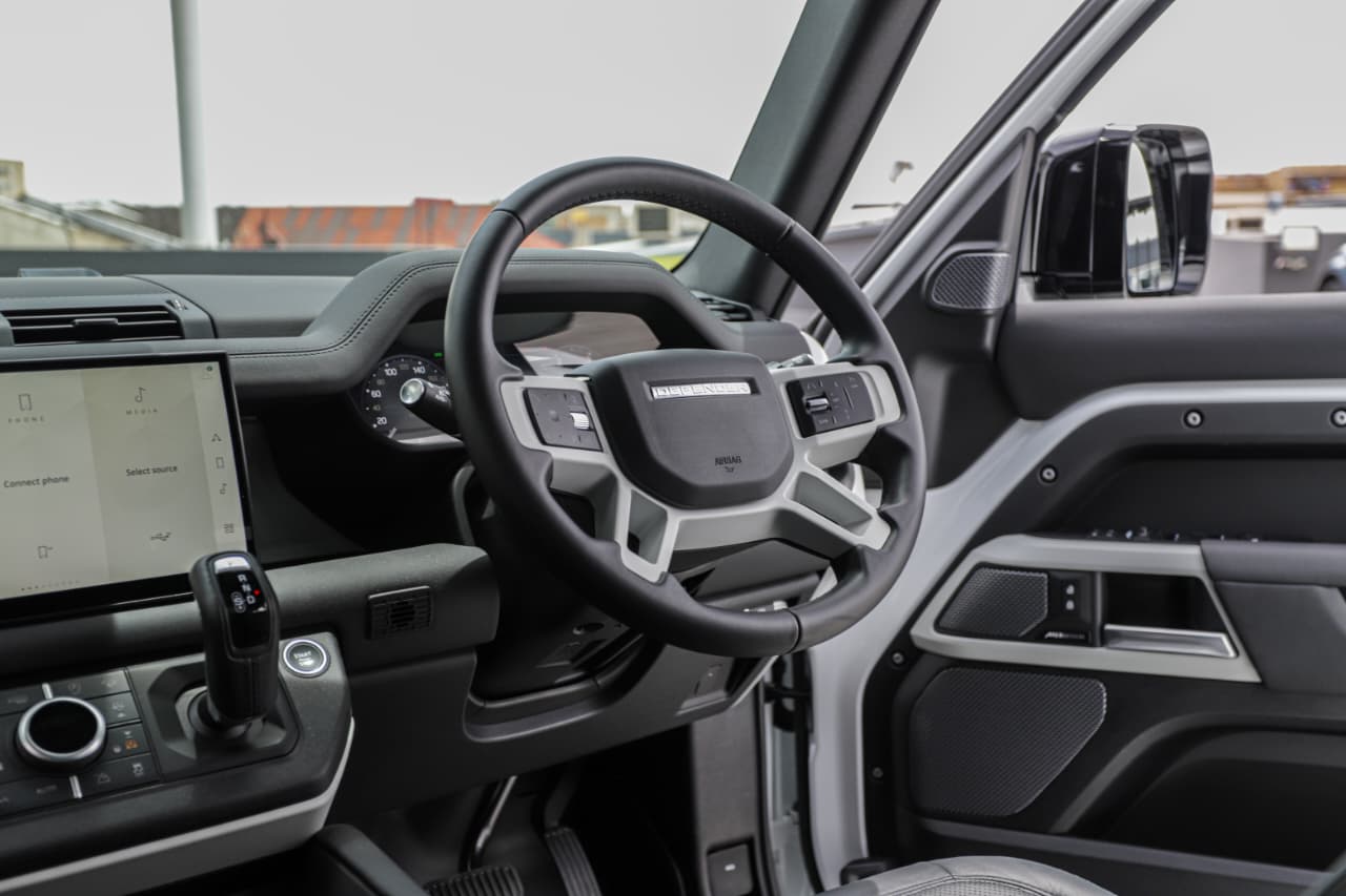 2024 Land Rover Defender 110 D250 SE