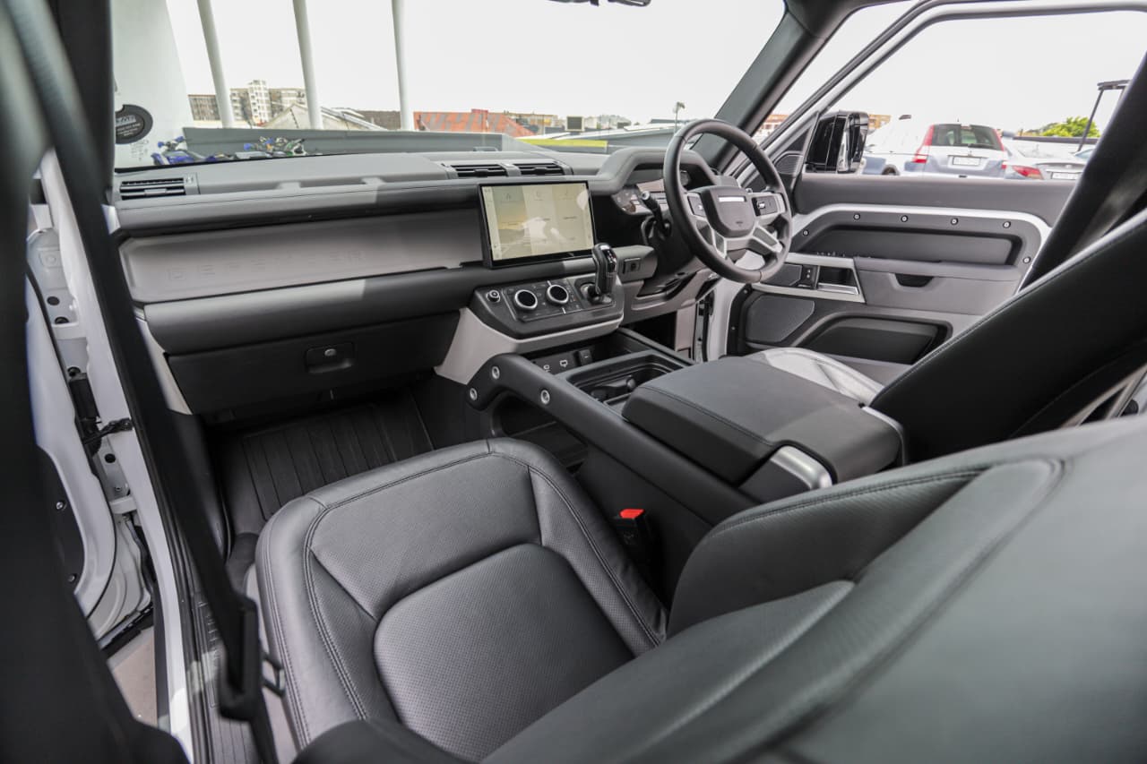 2024 Land Rover Defender 110 D250 SE